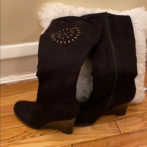 Suede wedge black boot!